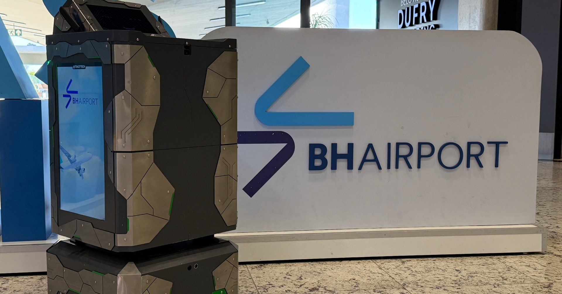 O Aeroporto Internacional de Belo Horizonte (CNF) acaba de entrar para a história como o primeiro do Brasil a contar com robôs autônomos para entregas aos passageiros. Pelo aplicativo SkyFood, o viajante escolhe produtos de lojas participantes, faz o pagamento e indica um dos mais de 40 pontos de entrega mapeados no saguão, sem custo adicional.

Desenvolvido pela brasileira TracF Tech, o robô circula por áreas movimentadas com sensores, câmeras de profundidade, radar e recursos anticolisão, parando sempre que identifica obstáculos. Ele também emite mensagens de orientação e segue barreiras virtuais para garantir a segurança. A previsão é ampliar o serviço para mais lojas e também para a área de embarque.