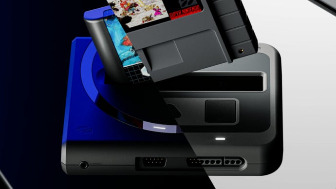 A Analogue está trazendo de volta duas das suas máquinas mais amadas. Os consoles Mega Sg+ e Super Nt+ são edições revisadas dos modelos retrô lançados em 2018 e 2019, reconstruídos sobre um FPGA totalmente novo, projetado internamente do zero e apoiado por mais de uma década de desenvolvimento. Sem emulação, sem atalhos: hardware feito sob medida em 1080p para jogos 2D, com zero lag e precisão total.

Os novos consoles foram feitos para quem realmente tem os cartuchos em casa. O Mega Sg+ roda toda a biblioteca com mais de 2.180 títulos de Sega Genesis, Mega Drive, Master System, Game Gear, Mycard e Mark III, enquanto o Super Nt+ cobre mais de 2.200 jogos de Super Nintendo e Super Famicom. Ambos trazem visual industrial redesenhado, suporte a controles sem fio por bluetooth e 2.4GHz, troca de cartucho a quente sem desligar, liga e desliga pelo controle e fonte USB-C na caixa.

As pré-vendas começam em 19 de outubro no site da Analogue por 219,99 dólares, com envios em dezembro, nas versões Japão, Europa e EUA para o Mega Sg+ e nos acabamentos Classic, SF e Black para o Super Nt+. É o tipo de hardware que encara a preservação dos jogos como ofício, e não como meta de lucro trimestral, e isso já merece aplausos.