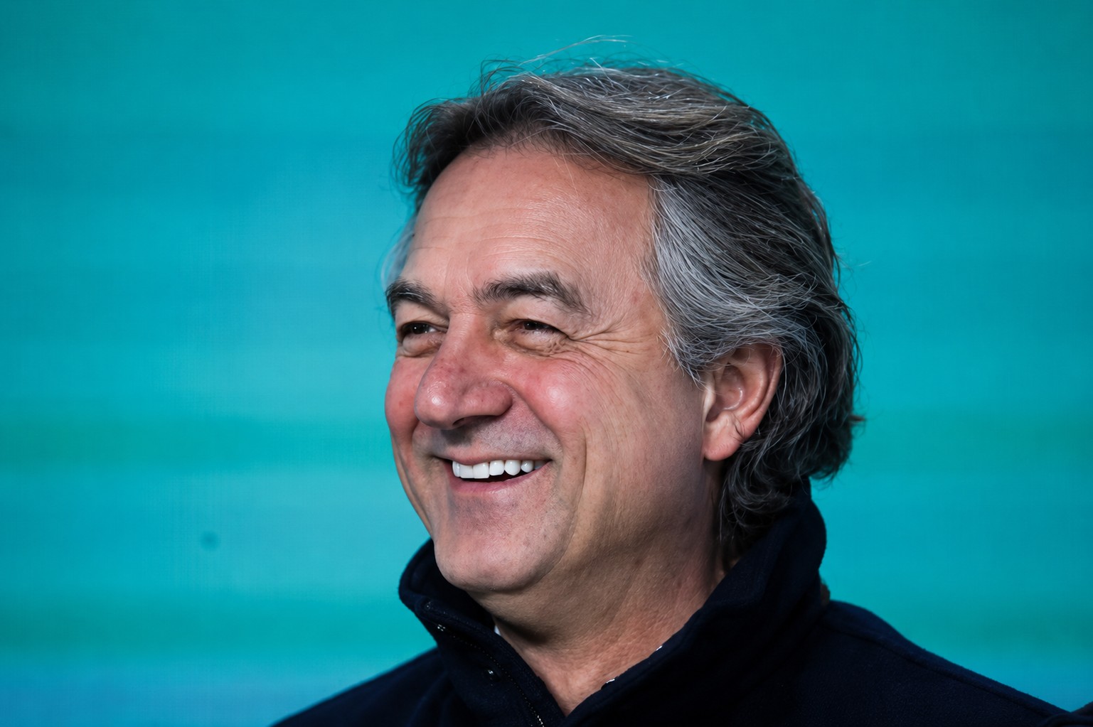 O empresário Joesley Batista se reuniu com Donald Trump no Salão Oval em 20 de agosto para articular a redução da tarifa de importação de 26% sobre a carne bovina do Brasil, segundo o Wall Street Journal. No dia seguinte, Trump anunciou um plano para liberar temporariamente mais carne estrangeira nos EUA, com desconto de 25% sobre os preços de mercado. A JBS, maior processadora de carnes do mundo e controlada pelos irmãos Batista, é uma das maiores interessadas no acordo.

Enquanto isso, o governo Lula confirmou uma conversa de 80 minutos com Trump na mesma semana, tratando de tarifas, crime organizado e conflitos internacionais. Mas a reunião de Joesley com o presidente americano escancara como o poder econômico e o lobby bilionário seguem moldando decisões políticas — deixando pecuaristas e republicanos do interior dos EUA furiosos.