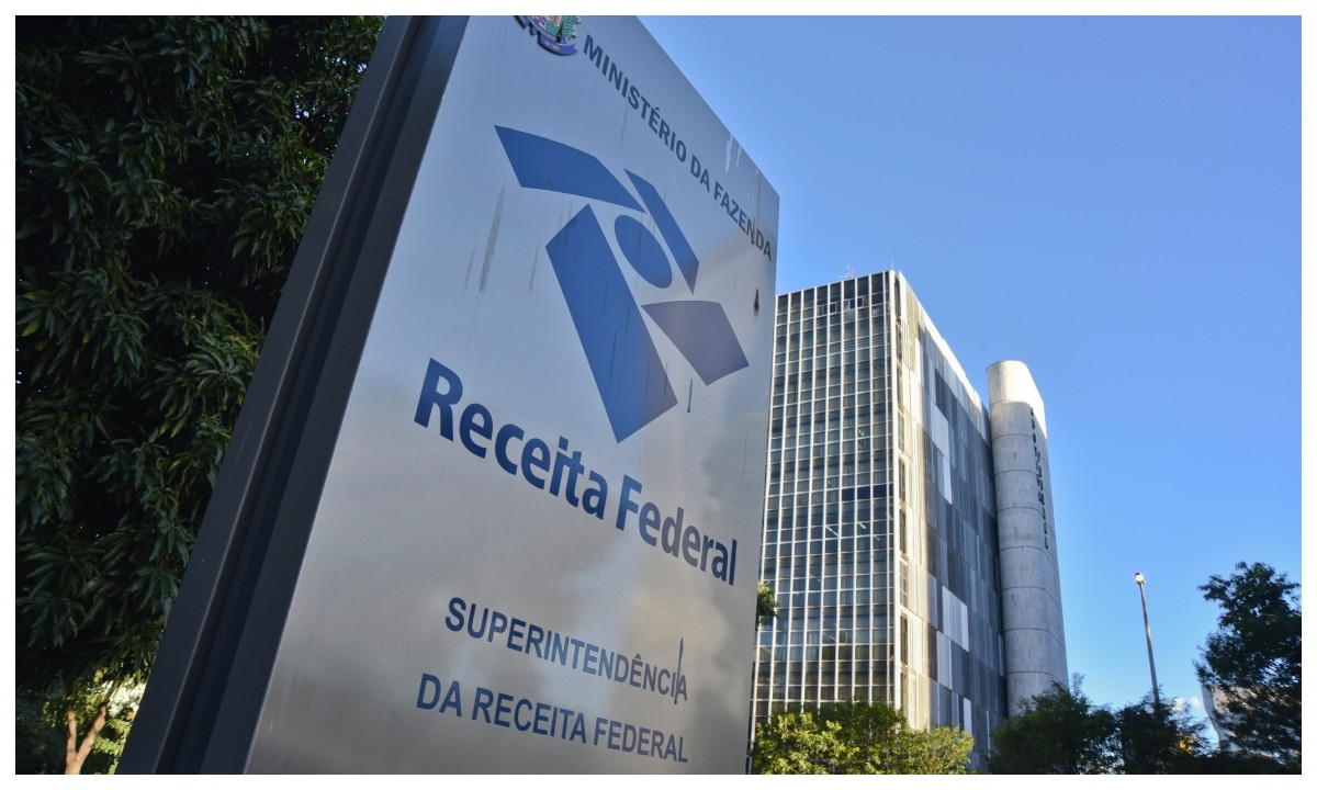Não é pegadinha: a Receita Federal abriu mais um leilão eletrônico com preços que chamam atenção. Tem PlayStation 5 de 1 TB com lance inicial de R$ 554, além de iPhones, MacBooks, drones e carros a partir de R$ 2.880.

As propostas ficam abertas entre 8 e 14 de setembro pelo e-CAC; a sessão de lances acontece no dia 15. Basta escolher o lote, enviar uma oferta acima do valor mínimo e ficar de olho no resultado. Uma oportunidade rara para garantir um videogame pagando muito menos que o valor de loja.