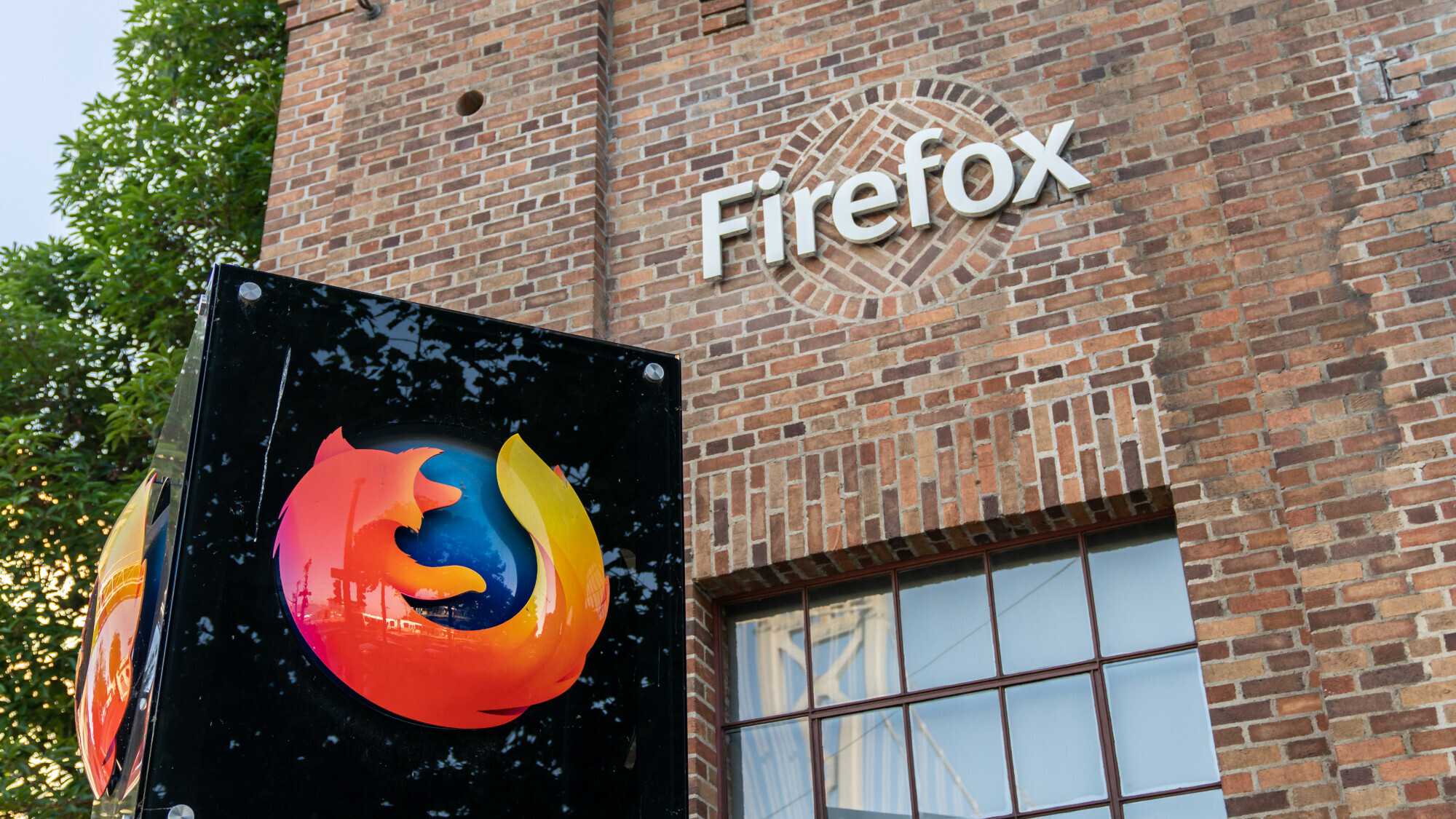 A Mozilla acabou de mirar diretamente no duopólio dos navegadores das big techs. A empresa por trás do Firefox apresentou o Firefox Enterprise, um navegador corporativo combinado com um console de gerenciamento que as organizações podem rodar na própria infraestrutura, com suas próprias chaves, telemetria e políticas mantidas dentro de limites controlados.

Construído sobre a engine independente Gecko, o único grande núcleo de navegador desenvolvido fora do Google e da Apple, o produto promete soberania digital de verdade. As equipes de TI ganham modo de bloqueio, prevenção nativa de perda de dados, integrações com SIEM, acesso controlado por usuário e dispositivo sem depender de VPNs tradicionais, além do poder de permitir, restringir ou desativar totalmente o uso de IA.

O lançamento começa pela França, Alemanha, Áustria e Suíça, mirando organizações que lidam com conformidade em GDPR, DORA, NIS2, ISO27001 e SOC2. É um desafio direto à ideia de que escolha e controle reais podem vir de uma engine de navegador nas mãos do mesmo punhado de gigantes. Para quem leva privacidade e acesso seguro a sério, reforçar essa base com uma VPN confiável é o próximo passo natural.