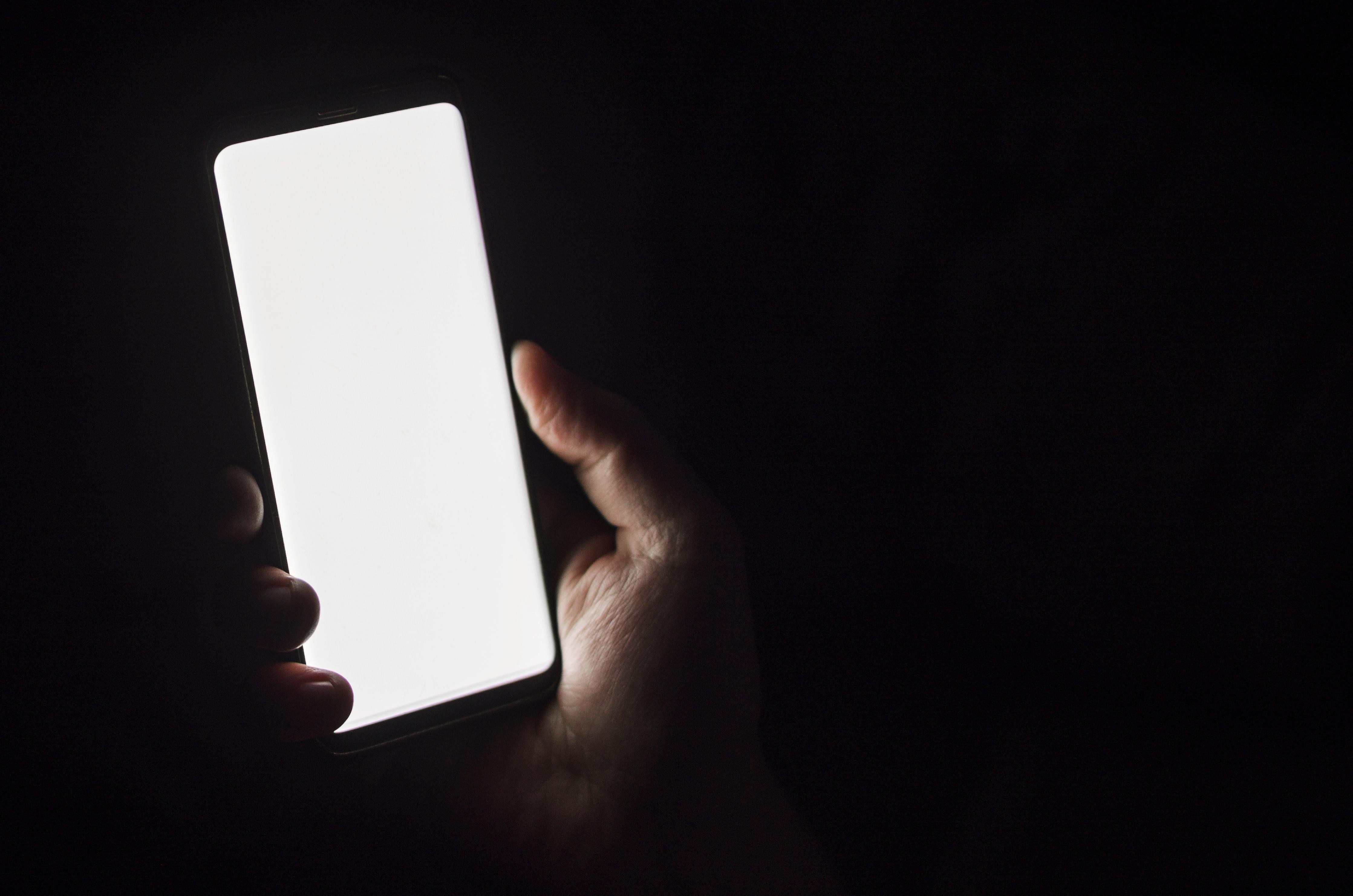 A inteligência artificial chegou a um ponto em que imagens, vídeos e áudios falsos conseguem enganar tanto pessoas quanto softwares de detecção. Especialistas da OpenAI e da Meta alertaram um comitê judicial dos Estados Unidos que talvez não exista, no futuro, uma forma científica confiável de identificar deepfakes.

Os tribunais americanos já se preparam para uma onda de provas fabricadas, mesmo que os casos confirmados ainda sejam raros. Novas leis de marca d'água na Califórnia e na União Europeia tentam ajudar, mas especialistas afirmam que não há um método universal capaz de garantir autenticidade.

A corrida entre a IA generativa e a perícia digital está só começando, e as consequências para a justiça, a privacidade e a confiança pública nunca foram tão grandes.