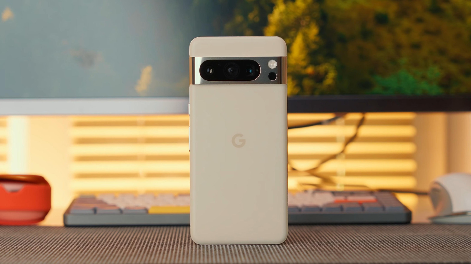 O Google mudou o jogo ao prometer sete anos de atualizações de software para o Pixel 8 e para todos os modelos seguintes, cobrindo tanto as grandes versões do Android quanto os patches de segurança mensais. Mas nem todo Pixel tem direito a esse mesmo prazo generoso.

Modelos mais antigos, como o Pixel 6 e o 6 Pro, estão chegando agora ao fim da janela de suporte, enquanto o Pixel 7 e o 7 Pro terão o mesmo destino no fim de 2027. Saber a data exata em que o seu celular para de receber atualizações é essencial, porque, quando os patches de segurança acabam, o aparelho fica exposto a ameaças que nunca mais serão corrigidas.

ROMs personalizadas como GrapheneOS e LineageOS podem prolongar a vida de um Pixel mais antigo, mas não substituem totalmente o firmware, o kernel e o código do fabricante. Se segurança reforçada é importante para você, talvez seja hora de trocar de aparelho.
