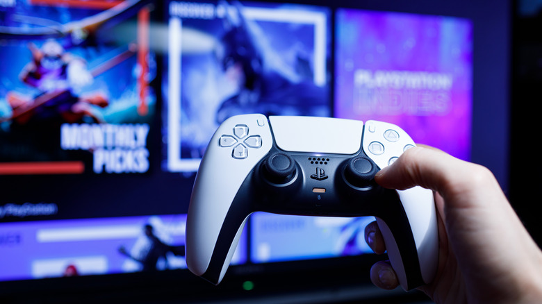 A Sony concordou com um acordo antitruste de US$ 7,85 milhões sobre os preços de jogos digitais da PlayStation Store. Contas elegíveis da PSN nos EUA que compraram jogos digitais qualificados entre 1º de abril de 2019 e 31 de dezembro de 2023 entram automaticamente, sem precisar preencher formulário.

O pagamento será em crédito na loja, não em dinheiro, e depois das taxas jurídicas a maioria dos jogadores deve receber apenas um ou dois dólares por compra qualificada. A audiência final de aprovação está marcada para 15 de outubro, e os valores individuais podem variar de US$ 0,91 a US$ 33,66.

O caso revelou como a Sony cortou os códigos de download vendidos no varejo, eliminando a concorrência de preços e reforçando seu controle sobre as vendas digitais. É uma vitória pequena para os consumidores, mas mostra por que os monopólios corporativos nos games precisam ser contestados.