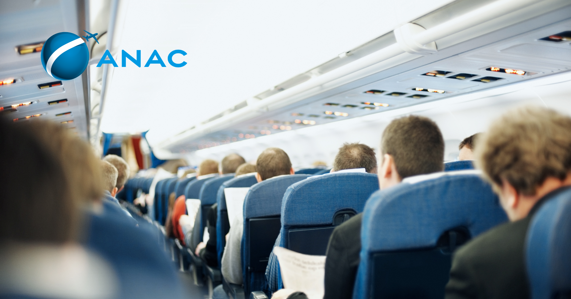 A Agência Nacional de Aviação Civil (Anac) acaba de aprovar uma atualização importante nas regras de direitos dos passageiros em voos atrasados, cancelados ou interrompidos. As mudanças buscam ampliar a transparência e deixar claro o que as empresas aéreas devem oferecer quando algo sai do controle.

Pelas novas regras, a companhia deve informar no momento da compra que a operação pode mudar por condições meteorológicas ou segurança. Em caso de atraso, cancelamento ou interrupção, a comunicação deve ser feita por canais digitais, com previsão de partida, alternativas de reacomodação e acesso à assistência material. Após duas horas, alimentação; após quatro horas com pernoite, hospedagem e transporte.

A atualização também esclarece responsabilidade civil e indenização, e permite reembolso em situações excepcionais quando limitações de infraestrutura ou falta de fornecedores impedirem o atendimento direto. As novas regras entram em vigor 30 dias após a publicação no Diário Oficial.