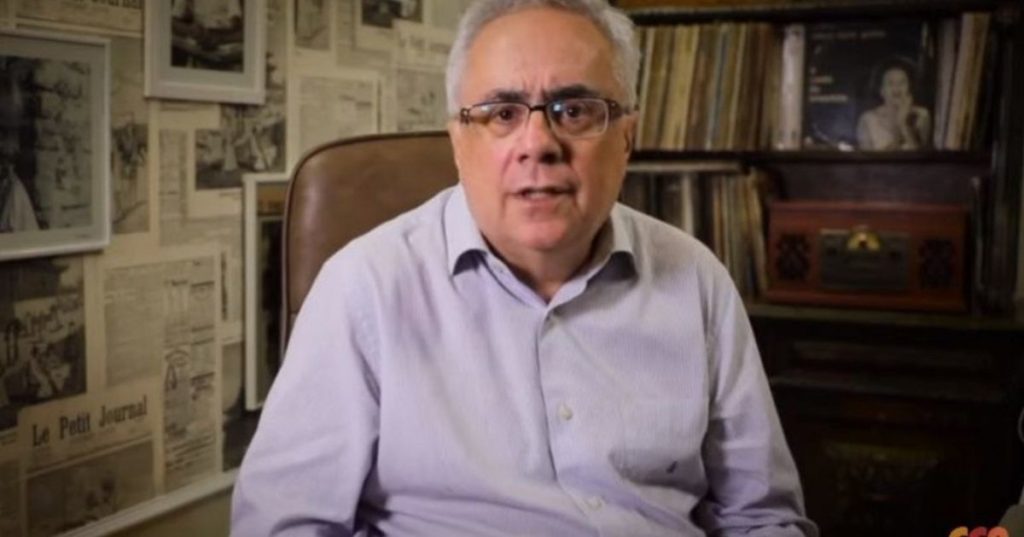 Antes da era digital, nos anos mais duros da ditadura brasileira, um jovem jornalista chegou à revista mais poderosa do país e ousou questionar os seus chefes. Esta é a memória envolvente de uma carreira construída com coragem, música e um compromisso inabalável com os fatos.

Na editoria de Economia, o recém-chegado não se calou quando uma pesquisa política foi manipulada e colegas foram punidos por exigirem respeito à verdade. A retaliação veio rápido, mas a solidariedade da redação foi ainda maior.

De conspirações internas à lendária greve da Abril, esta história mostra que os verdadeiros heróis do jornalismo são aqueles que arriscam tudo para sair de cabeça erguida.