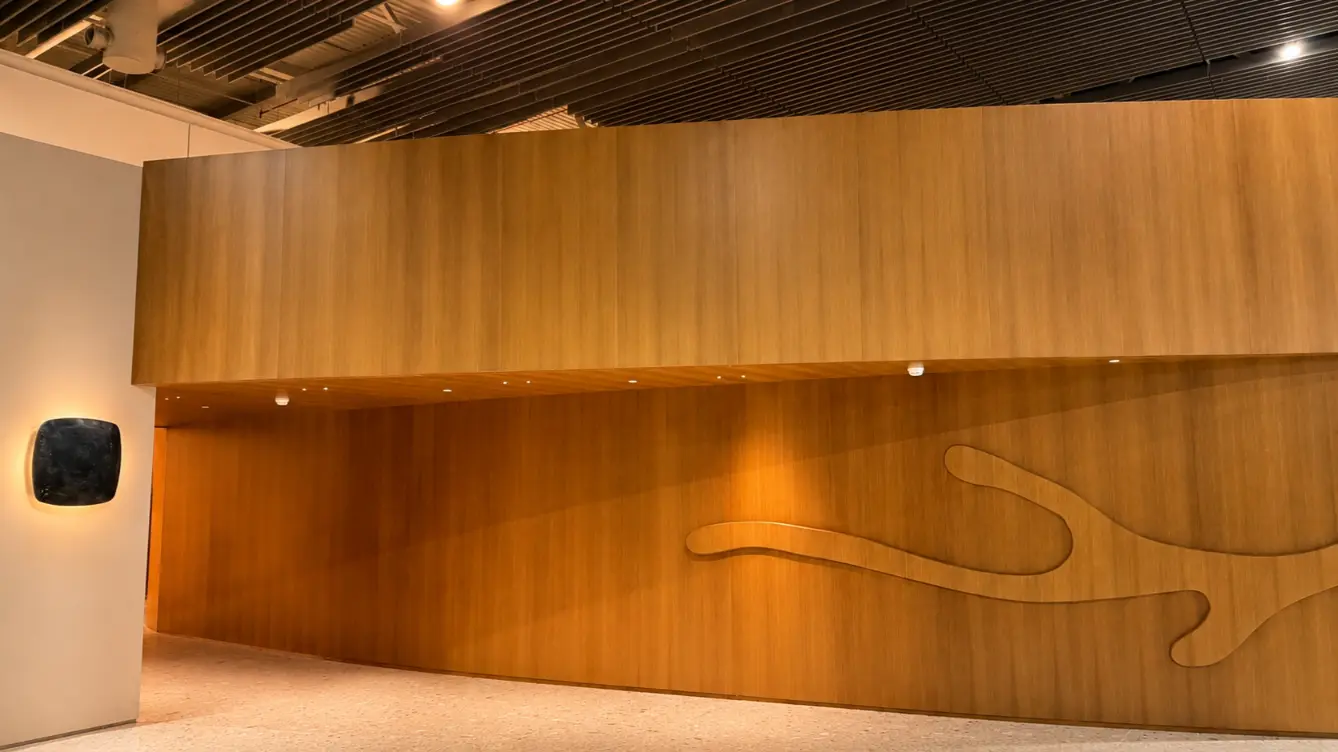 Conheça a nova sala VIP Pedra Preta do Itaú no Aeroporto Internacional de Guarulhos (GRU), no Terminal 3. Com 1.400 m² divididos em dois andares, é o maior lounge do aeroporto, pensado para clientes de alta e altíssima renda. O espaço impressiona com áreas intimistas, buffet gourmet, bar completo e até suítes de banho individuais.

A sala eleva o padrão das salas VIP brasileiras: projeto arquitetônico da Perkins&Will, curadoria com obras de Portinari, Vik Muniz e Di Cavalcanti, e um teto estrelado que encanta. O acesso é restrito a cartões selecionados do Itaú, como The One Black e clientes do Private Bank. Funciona 24 horas e promete ser um dos lounges mais exclusivos da América Latina.

Se você está planejando uma viagem internacional, vale ter suas finanças prontas para o exterior — a Nomad e a Wise são ótimas opções para conta em dólar e câmbio com taxa justa.