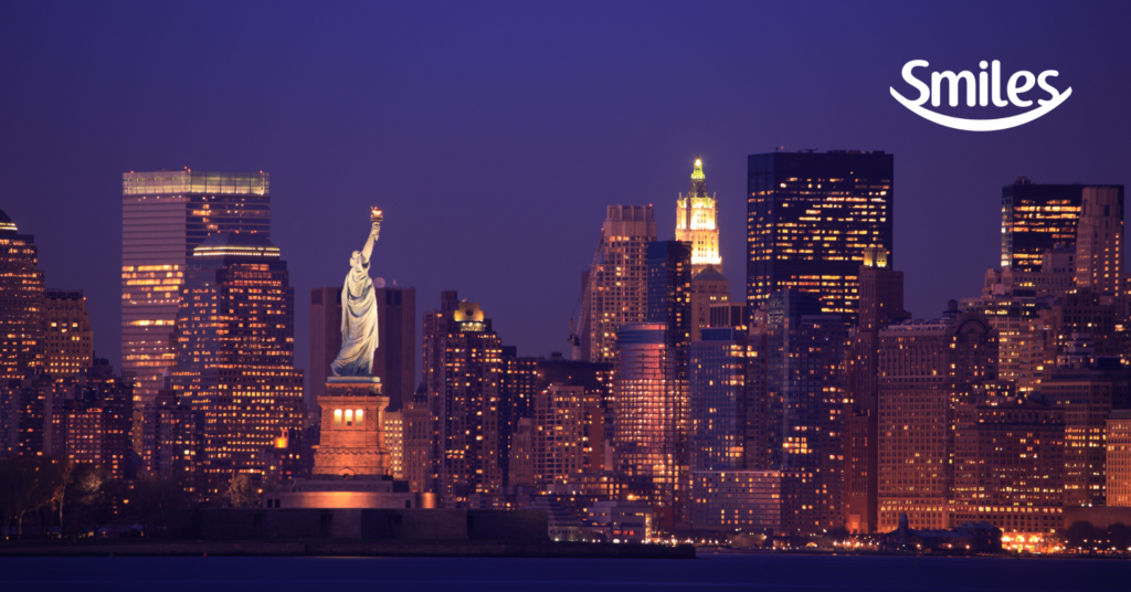 Acabou de aparecer uma nova leva de disponibilidade entre São Paulo e Nova York, com bilhetes ida e volta em econômica pela American Airlines a partir de apenas 61.000 milhas Smiles mais taxas por trecho. É um resgate e tanto para uma das rotas mais disputadas do mundo.

Nova York é um paradoxo em movimento: uma cidade-mundo onde sonhos acontecem, tradições se misturam e tudo rola ao mesmo tempo. Dos contrastes à energia infinita, é daqueles lugares que dificilmente nos chegam indiferentes.

Se a viagem está nos planos, vale organizar o dinheiro também. Contas globais e ferramentas de conversão de moeda barata mantêm seus gastos inteligentes lá fora, e você pode usar o código Nomad TWUSX2GB7T para começar.