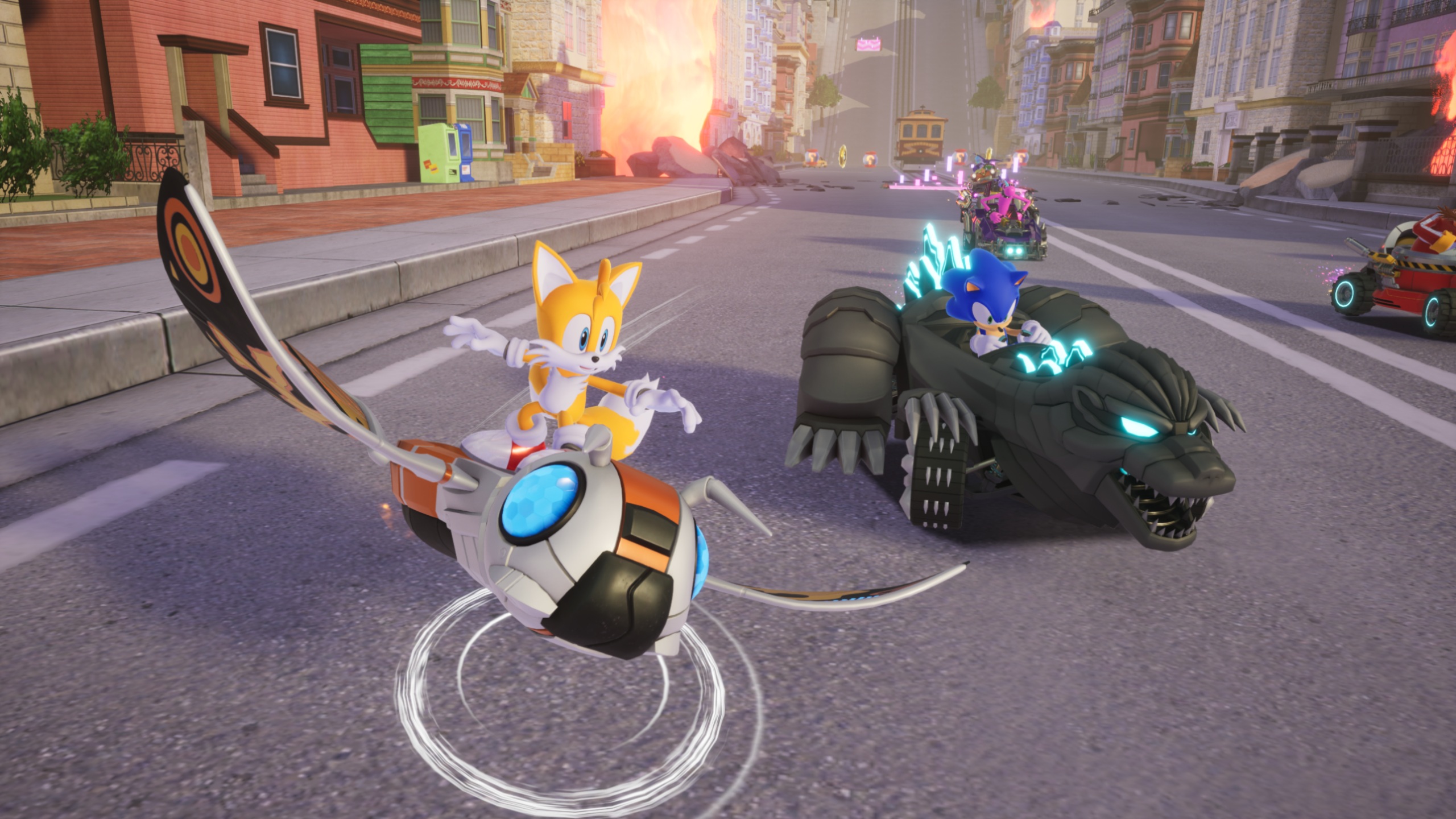 Sonic Racing: CrossWorlds está acelerando para um ano 2 enorme, e a Sega acabou de revelar uma linha de crossovers que parece um sonho febril da melhor forma. Bayonetta entra no elenco de graça, Godzilla destrói uma versão remixada da fase City Escape em Godzilla Escape, Evangelion adiciona Asuka, Rei e uma pista em Tokyo-III, e Hello Kitty traz a Virtual Sanrio Puroland. Também há veículos da McLaren, karts inspirados no Genesis, Saturn e Dreamcast, além de uma pista Segaland cheia de nostalgia dos arcades.

Além disso, o Duel Mode adiciona corridas 1v1 gratuitas para partidas online e offline, e o jogo base ganha uma redução permanente de preço para US$ 39,99. O Season Pass premium do ano 2 custa US$ 29,99 e coloca Godzilla, Evangelion, Hello Kitty e Segaland atrás de mais um paywall, lembrando como as publishers continuam fatiando jogos prontos para lucrar. Conforme esses crossovers chegam, os jogadores devem exigir salários justos, empregos estáveis e crédito real para os desenvolvedores e artistas que tornam essa criatividade possível.