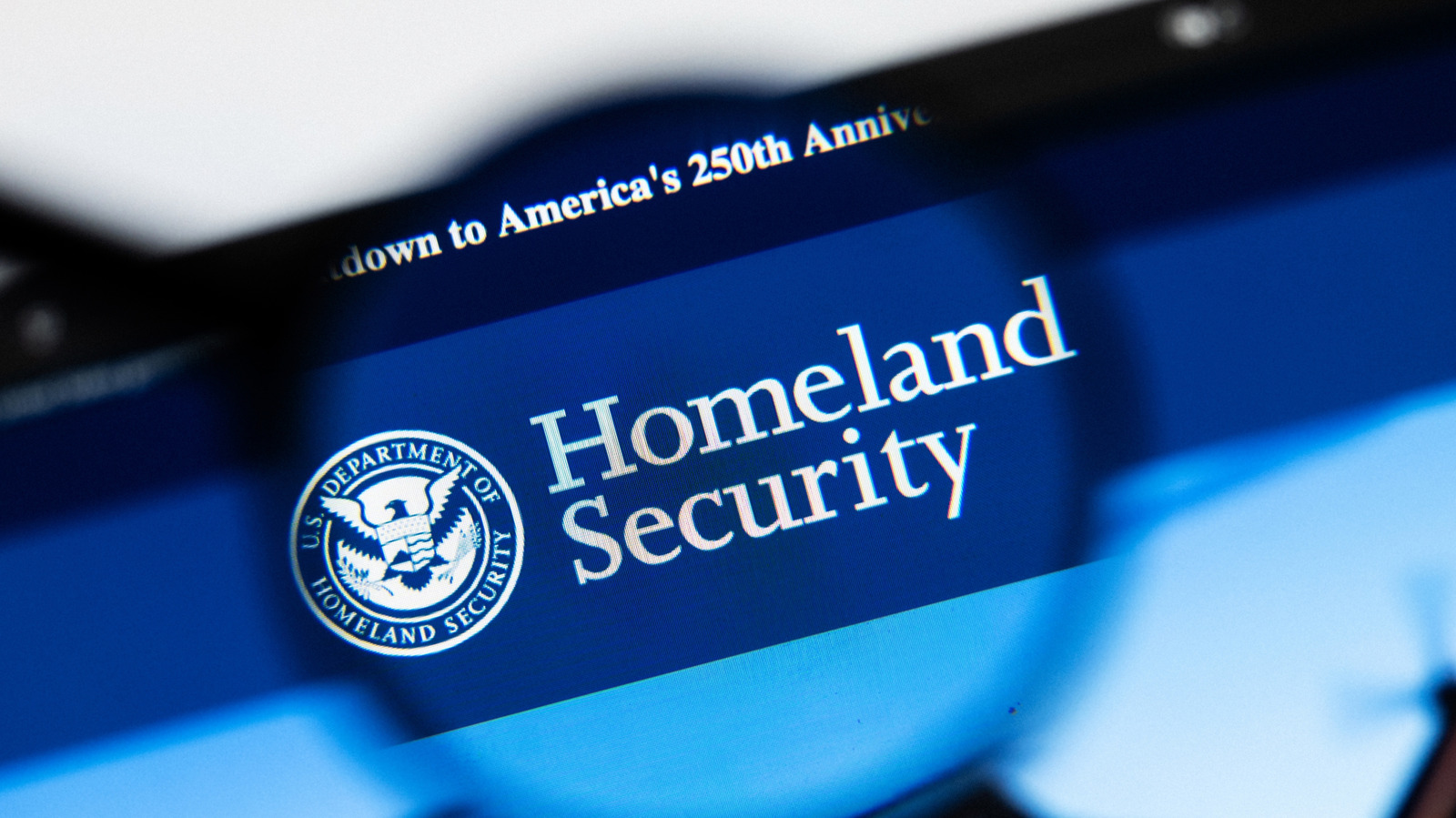 Um grupo hacktivista que se autodenomina Department of Peace vazou registros ligados a mais de 41 mil agentes do Departamento de Segurança Interna dos EUA, incluindo e-mails, telefones e endereços de escritório. Os dados supostamente abrangem agentes do ICE, da Alfândega e Proteção de Fronteiras e do Homeland Security Investigations, expondo cerca de um sétimo da força de trabalho da agência.

A brecha também parece incluir detalhes sensíveis sobre programas de vigilância e operações disfarçadas, com os registros roubados compartilhados pela organização sem fins lucrativos Distributed Denial of Secrets e por um banco de dados pesquisável chamado Icepick. O grupo afirma que obteve os dados via Okta, embora a Okta diga que não encontrou evidências de comprometimento em seus sistemas.

O DHS afirma estar investigando a possível violação. Para equipes de privacidade e segurança, o vazamento é um alerta duro de que autenticação única, provedores de identidade terceirizados e dados sensíveis de funcionários exigem vigilância implacável.