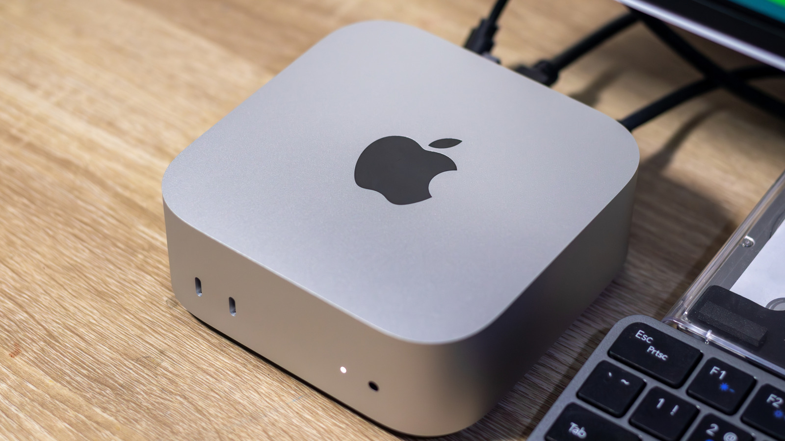 A Apple está acendendo o alerta sobre agentes de IA que exigem Acesso Total ao Disco no macOS, avisando que essas ferramentas podem expor seus arquivos, e-mails, mensagens e até o histórico de navegação sem que você perceba o que entregou.

A empresa promete novos controles para que conceder esse nível extraordinário de acesso exija uma ação bem explícita do usuário, devolvendo às pessoas o controle sobre a própria privacidade.

A medida chega após crescerem as reclamações contra agentes de desktop como o Muse, da Meta, que teriam acessado dados que os usuários achavam estar protegidos. Com agentes cada vez mais capazes e autônomos, a Apple aposta na transparência em vez da confiança cega.