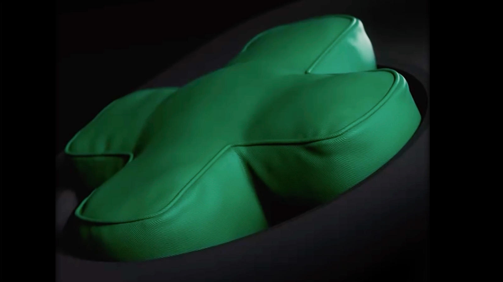A IKEA resolveu entrar de vez no mundo dos games. Um teaser publicado no Instagram da marca mostra o que parece ser um móvel no formato de analógico de controle e uma almofada gigante com o logo verde do Xbox. Ainda não há preços nem nomes oficiais, mas a parceria com a Microsoft promete agitar a Gamescom.

A coincidência não é por acaso: as transmissões do Xbox na Gamescom acontecem em 26 e 27 de agosto, então a revelação completa deve sair logo. Se a lendária geladeira Xbox Mini Fridge ensinou algo, a visão da IKEA para conforto gamer pode virar o próximo item indispensável na sala de qualquer jogador.